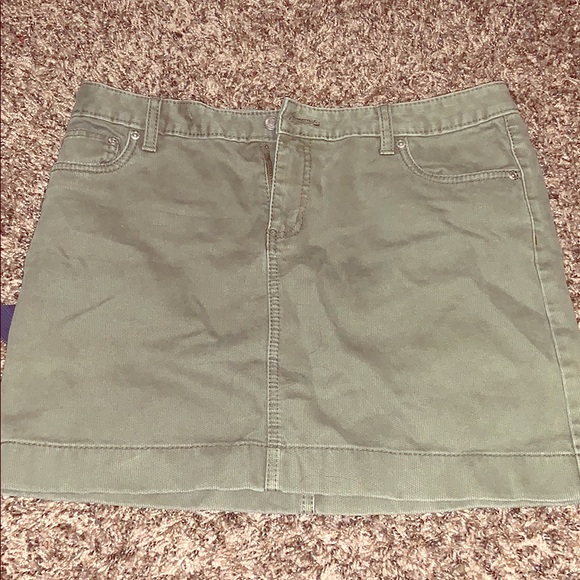 Green mini skirt. - Picture 1 of 1